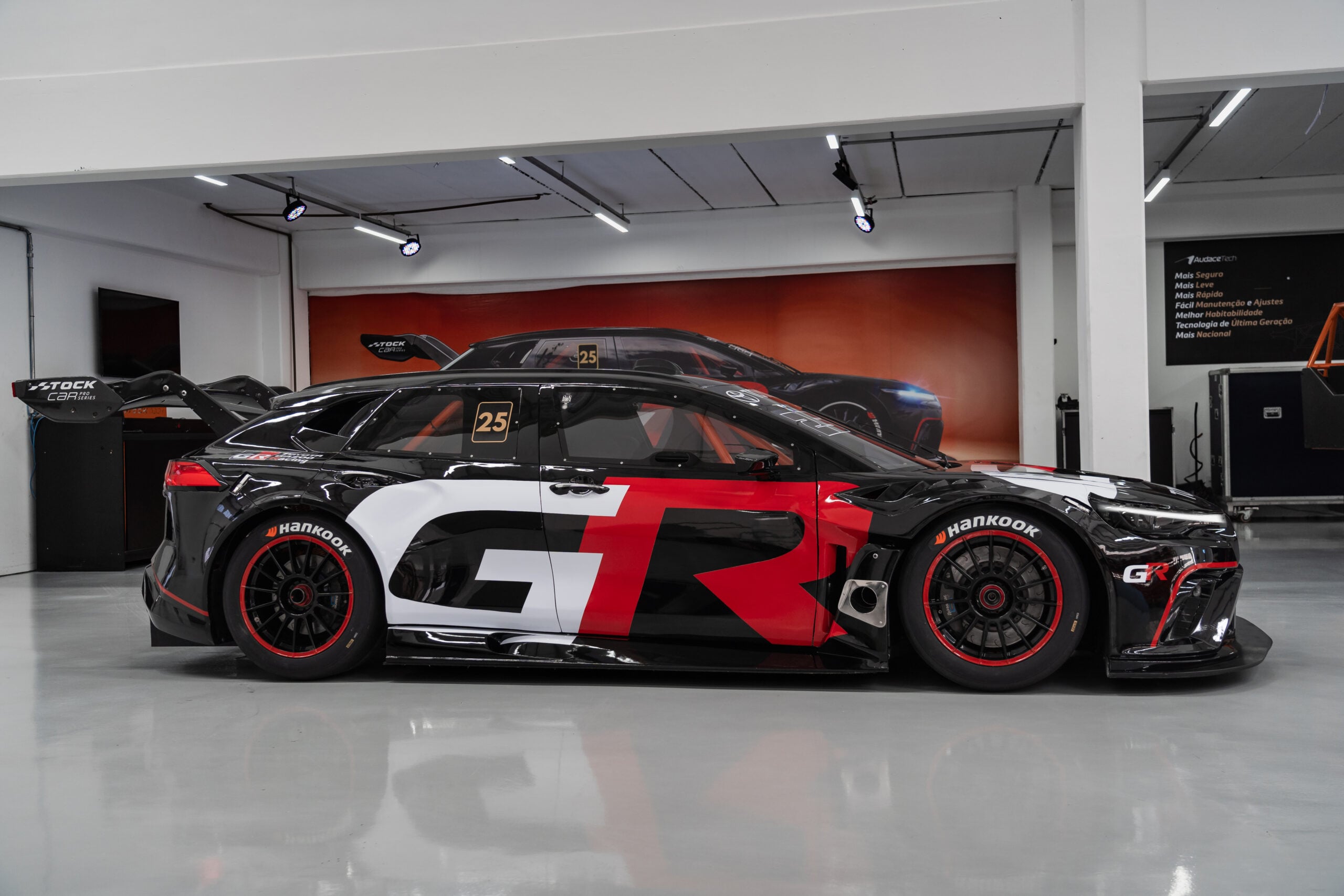 Toyota revela novo Corolla Cross para temporada 2025 da Stock Car Toyota