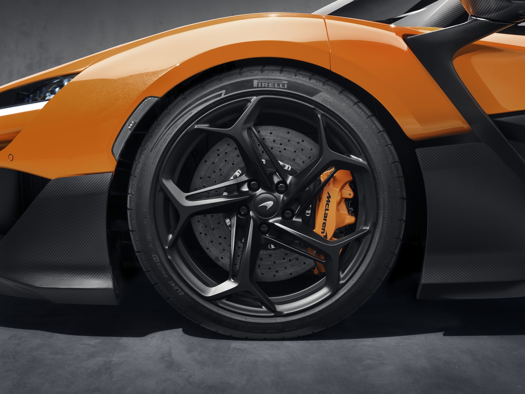 PIRELLI EQUIPA O MCLAREN W1 COM OS PRIMEIROS PNEUS PARA SUPERCARROS FEITOS COM MAIS DE 50% DE MATERIAIS RENOVÁVEIS E RECICLADOS¹