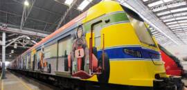 A história de Ayrton Senna vira galeria de arte em trem da CPTM