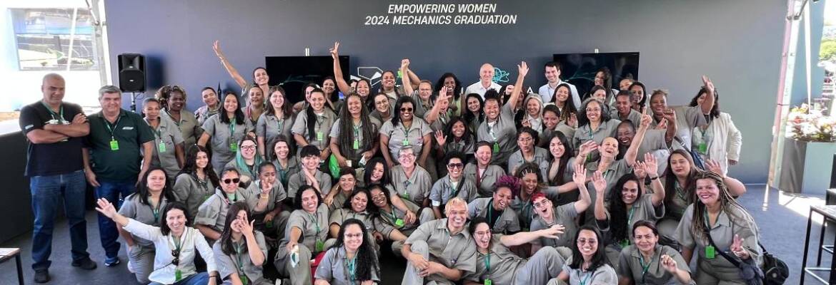 Turma com 100 mecânicas faz tour no GP de São Paulo e mulheres sonham em trabalhar na F1