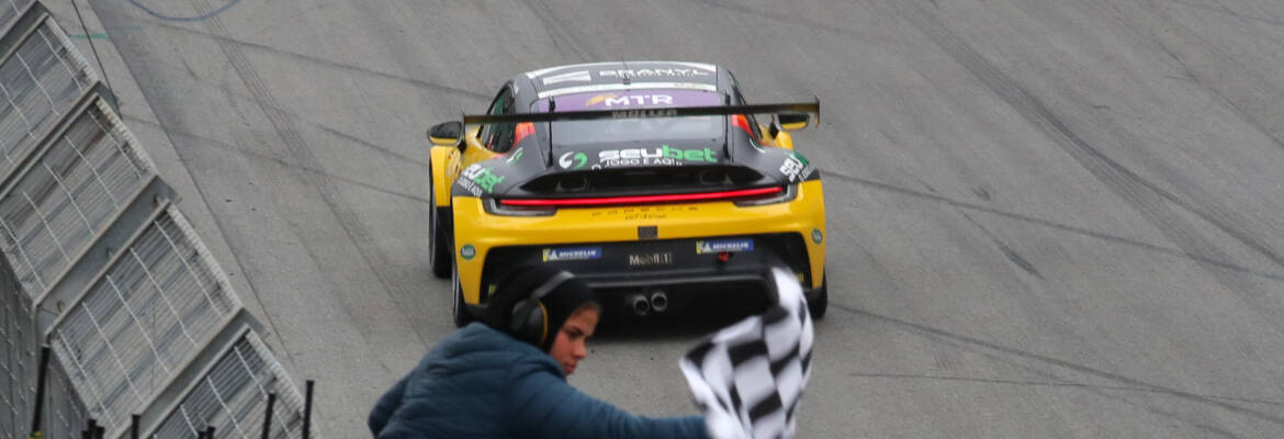 Com muita emoção, Muller é campeão da Carrera Cup da Porsche Cup