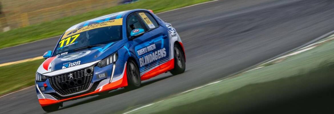 Victor Manzini termina nos pódios das corridas da Turismo Nacional no sábado