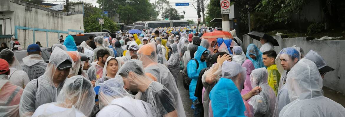F1: Fila debaixo de chuva e demora marcam manhã em Interlagos