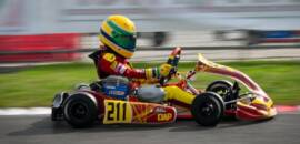 Ayrton: o piloto de Malta que corre homenageando Senna no capacete
