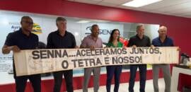 Craques do Tetra de 1994 entregam faixa de homenagem a Ayrton Senna para a família do piloto