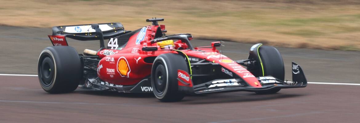 F1: Hamilton bate Ferrari em teste e muda programação da equipe