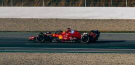 F1: Hamilton usa Ferrari de 2024 em teste da Pirelli em Barcelona