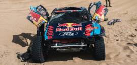 Carlos Sainz pai sofre capotagem durante Rally Dakar