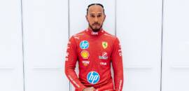 F1: Hamilton posa com macacão da Ferrari pela primeira vez