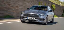 Mercedes-Benz apresenta linha 2025 do Classe C com tecnologia eletrificada e foco no luxo esportivo