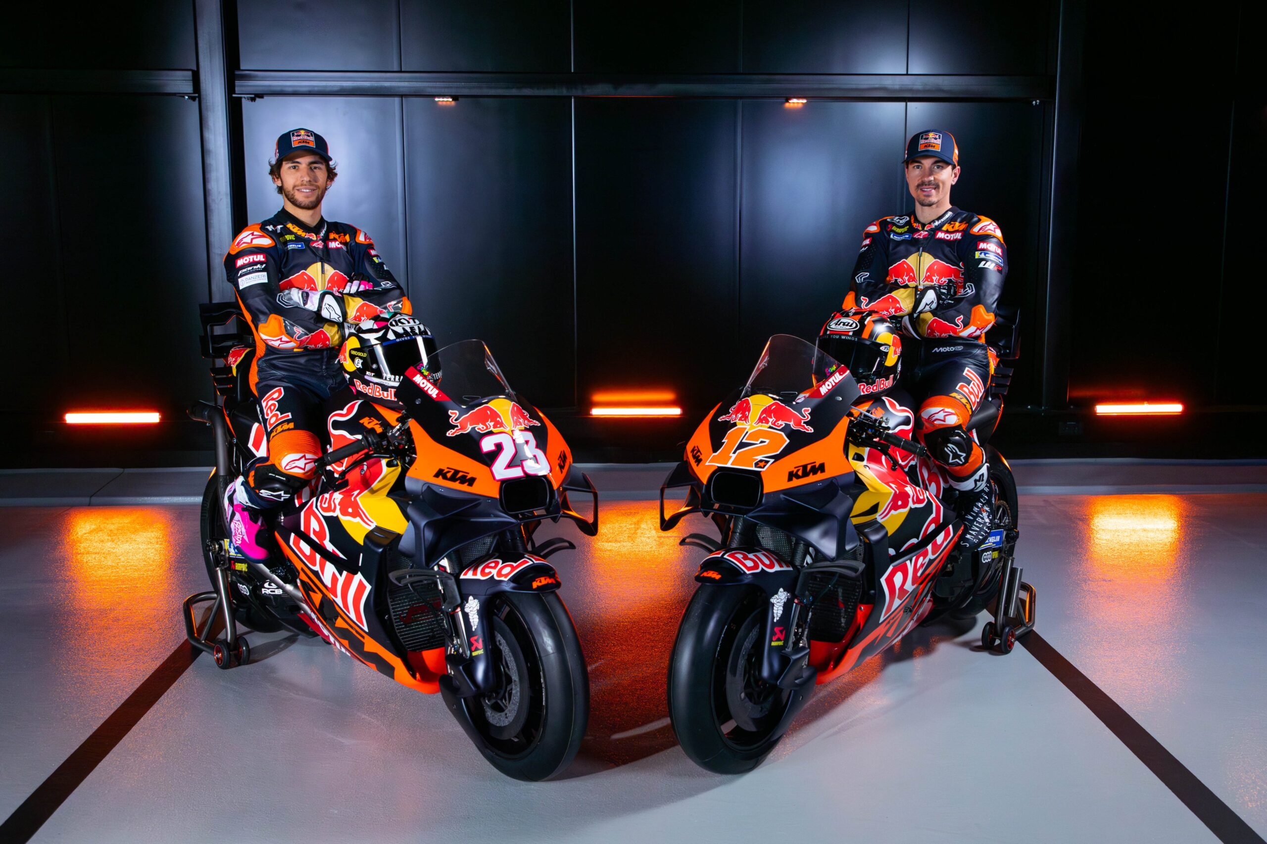 MotoGP: KTM e Tech3 exibem pintura unificada para temporada 2025 Lançamento KTM 2025 - Brad Binder e Pedro Acosta, Enea Bastianini e Maverick Viñales