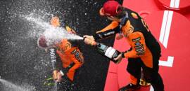F1: McLaren faz história com 50ª dobradinha e Mercedes atinge 300 pódios
