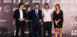 Campeão do TCR South America e do TCR Brasil, Pedro Cardoso recebe o Capacete de Ouro