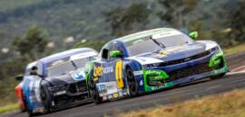 NASCAR Brasil: toque no final da corrida impede pódio de Cacá Bueno