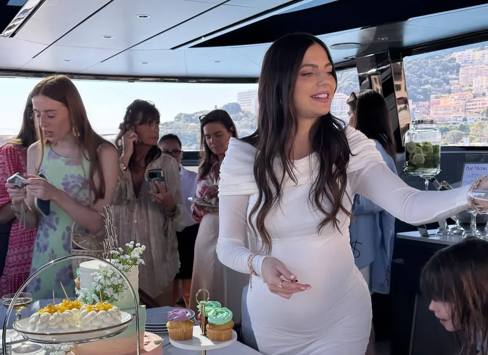 F1: Kelly Piquet comemora marco familiar ao lado de Verstappen F1: Kelly Piquet comemora marco familiar ao lado de Verstappen