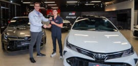 Piloto TOYOTA GAZOO Racing na Stock Car, Arthur Gama recebe Toyota Corolla para guiar nas ruas
