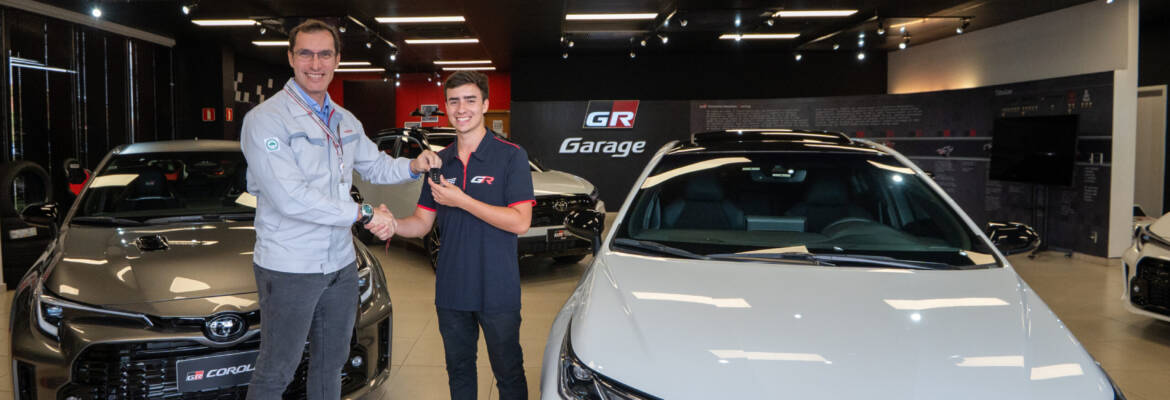Piloto TOYOTA GAZOO Racing na Stock Car, Arthur Gama recebe Toyota Corolla para guiar nas ruas