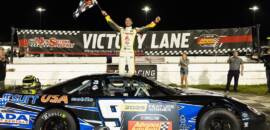 Campeão da NASCAR Brasil, Gabriel Casagrande vence em estreia em ovais nos Estados Unidos