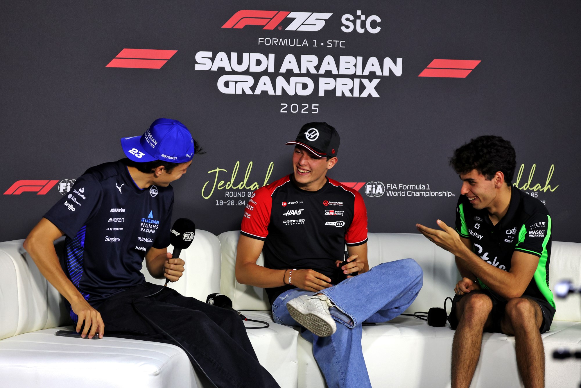 F1: Bearman relembra história engraçada com Bortoleto no iRacing: "Nos odiávamos" (L to R): Alexander Albon (THA) Atlassian Williams Racing; Oliver Bearman (GBR) Haas F1 Team; and Gabriel Bortoleto (BRA) Sauber, in the FIA Press Conference.
