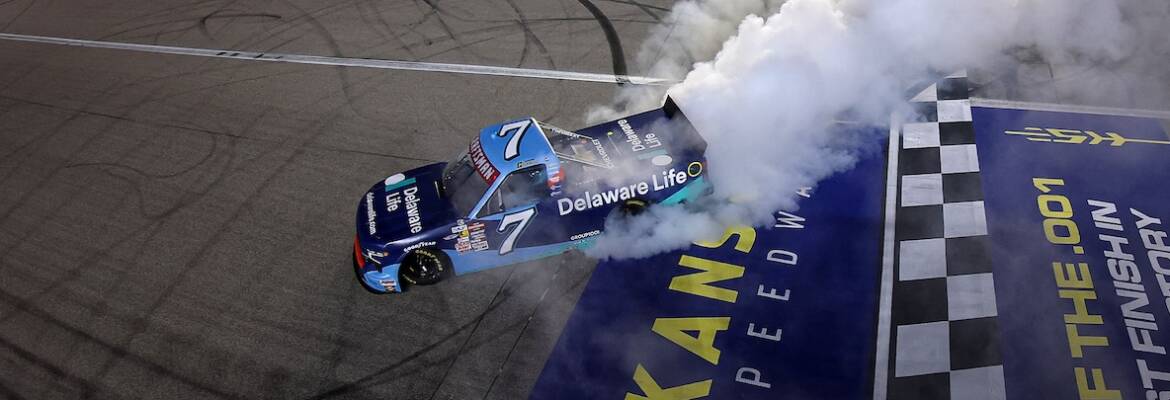 NASCAR Truck Series: Hocevar vence em Kansas após toque e punição