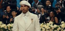 Ícone da F1, Hamilton reconhece deslizes “fashion” no passado