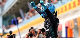 F1: Russell brinca sobre fazer calendário nu como de Bottas: “Se não tiver contrato em 2026”