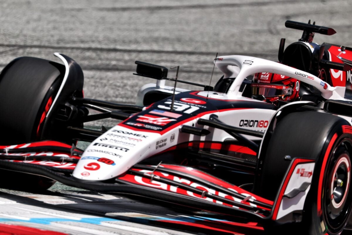 F1: Ocon conta história estranha com jornalista invasivo fora das pistas Esteban Ocon (FRA) Haas VF-25.