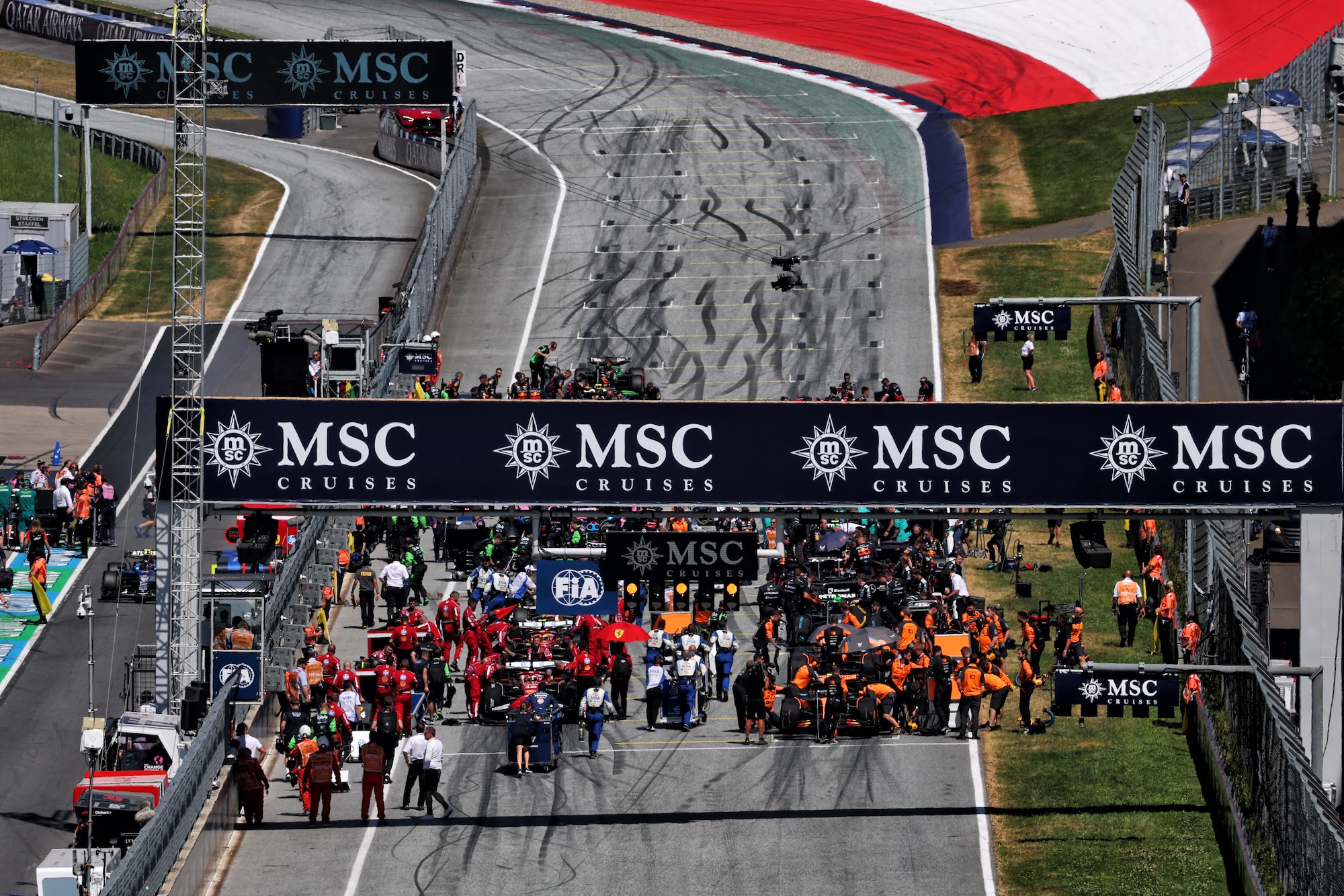 Galeria: As imagens do GP da Áustria deste domingo The grid after the start was aborted.