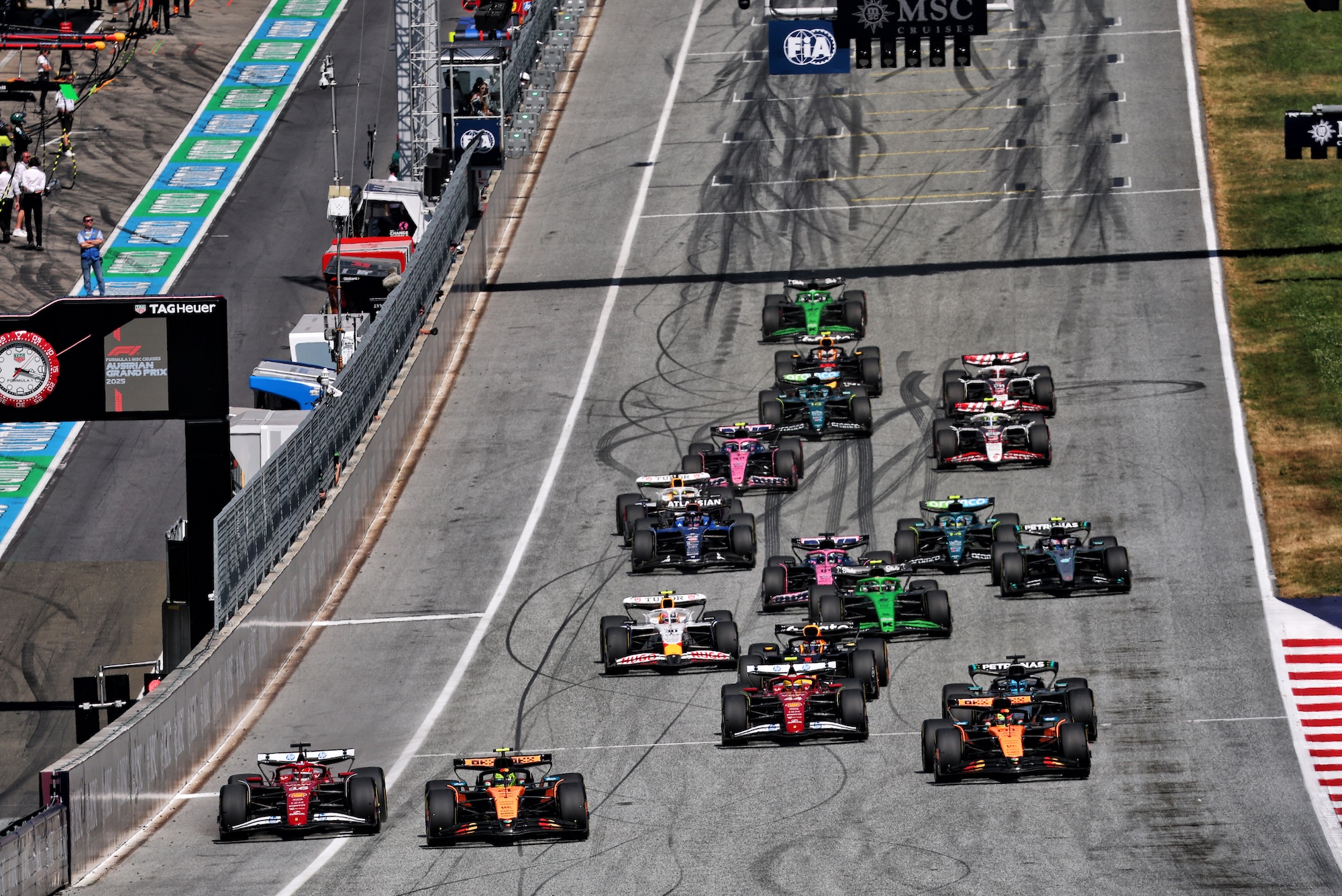 Galeria: As imagens do GP da Áustria deste domingo Lando Norris (GBR) McLaren MCL39 leads at the start of the race.