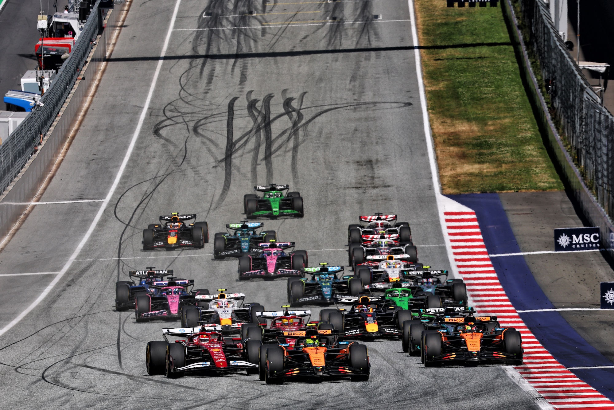 Galeria: As imagens do GP da Áustria deste domingo Lando Norris (GBR) McLaren MCL39 leads at the start of the race.