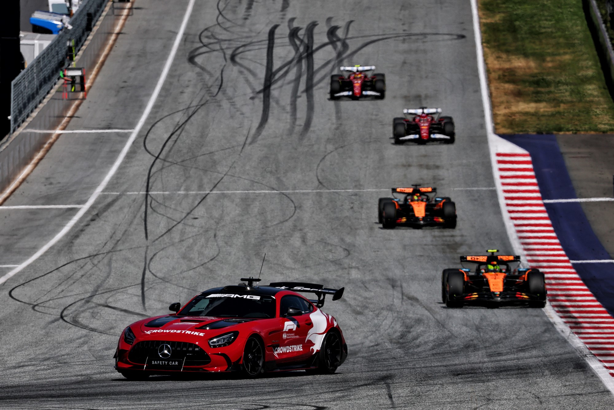 Galeria: As imagens do GP da Áustria deste domingo Lando Norris (GBR) McLaren MCL39 leads behind the Mercedes FIA Safety Car.