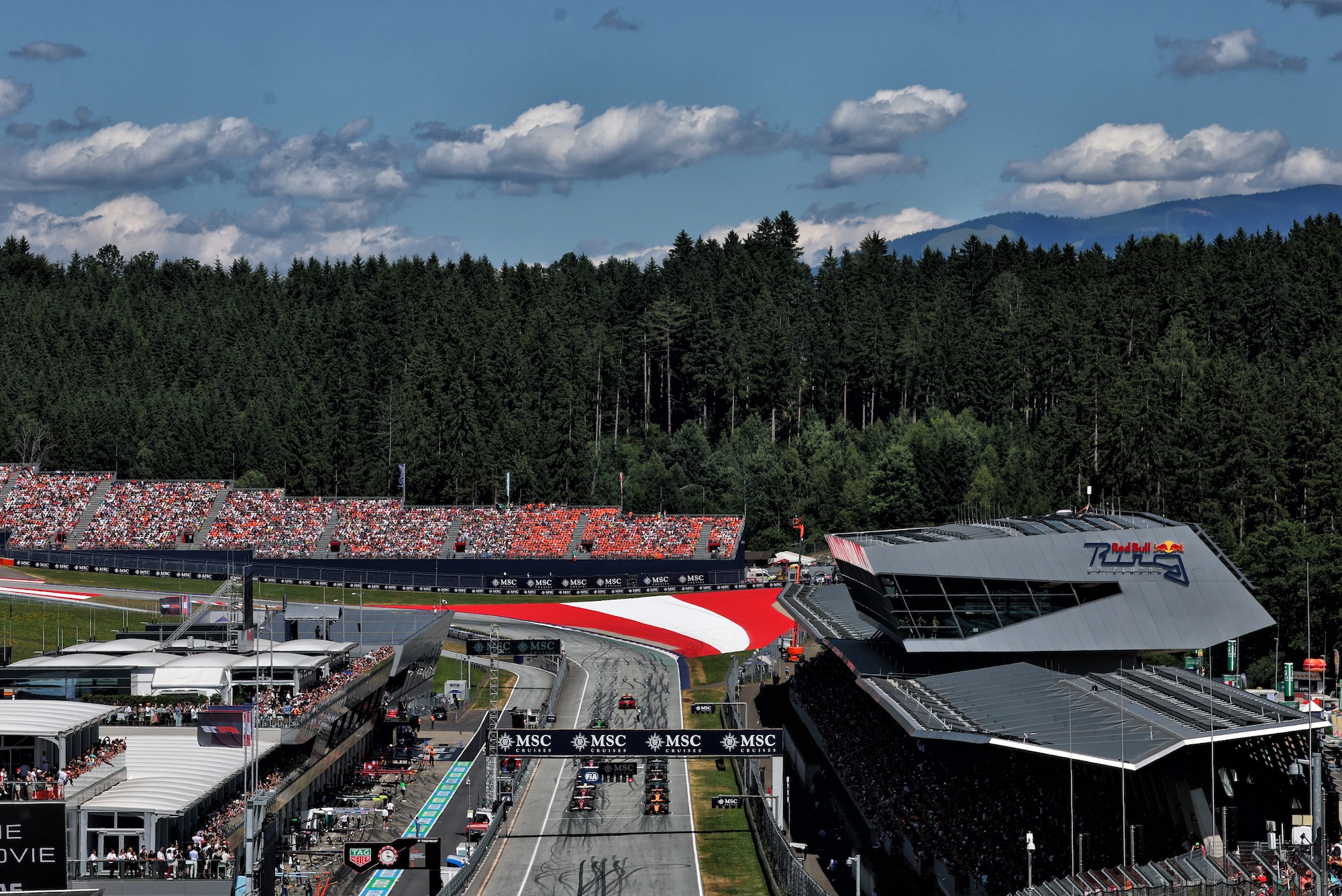 Galeria: As imagens do GP da Áustria deste domingo Lando Norris (GBR) McLaren MCL39 leads at the start of the race.