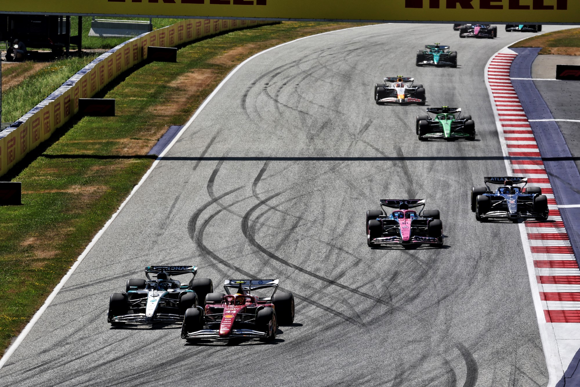 Galeria: As imagens do GP da Áustria deste domingo Lewis Hamilton (GBR) Ferrari SF-25 and George Russell (GBR) Mercedes AMG F1 W16 battle for position.