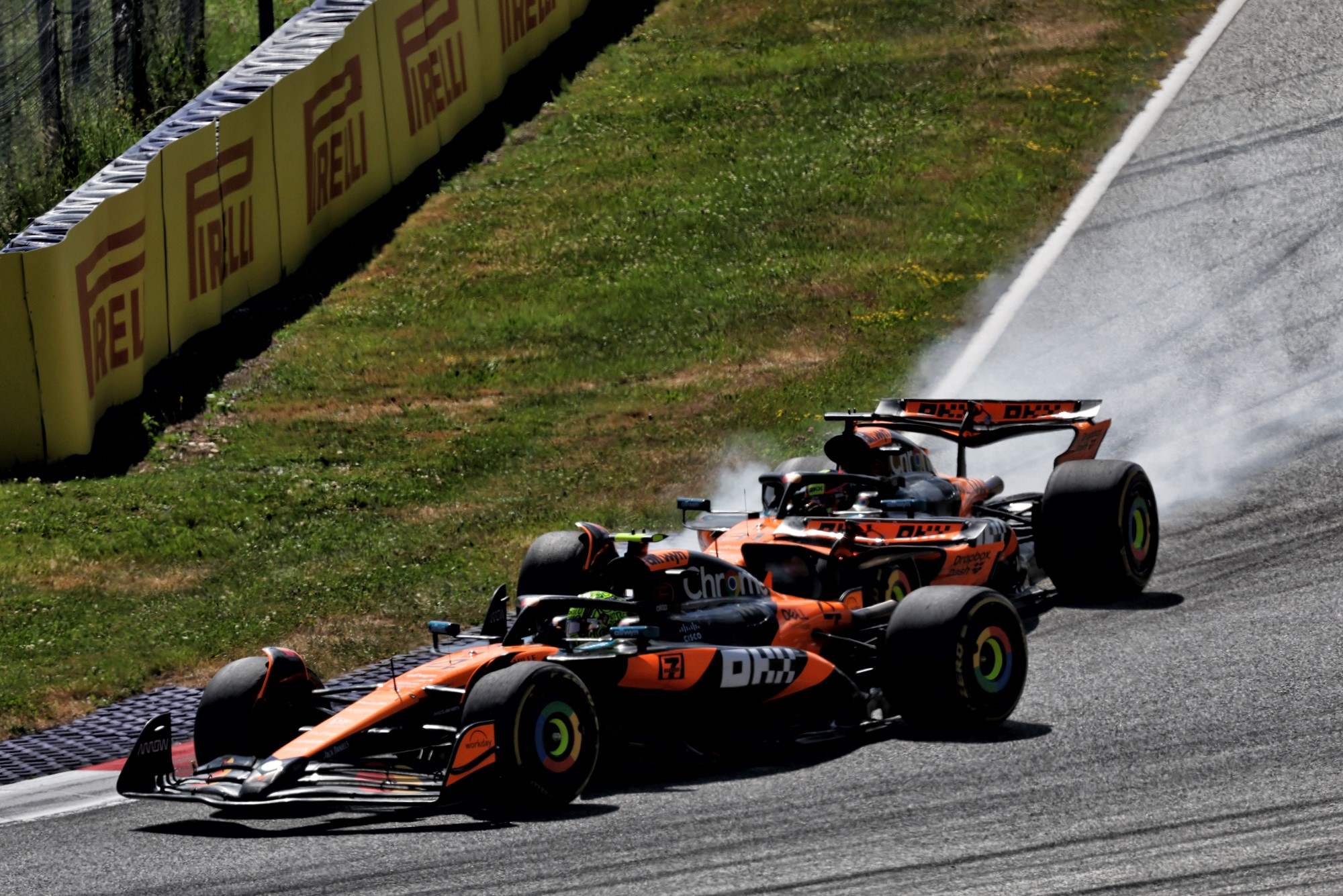 Galeria: As imagens do GP da Áustria deste domingo Oscar Piastri (AUS) McLaren MCL39 locks up under braking as he battles for position with team mate Lando Norris (GBR) McLaren MCL39.