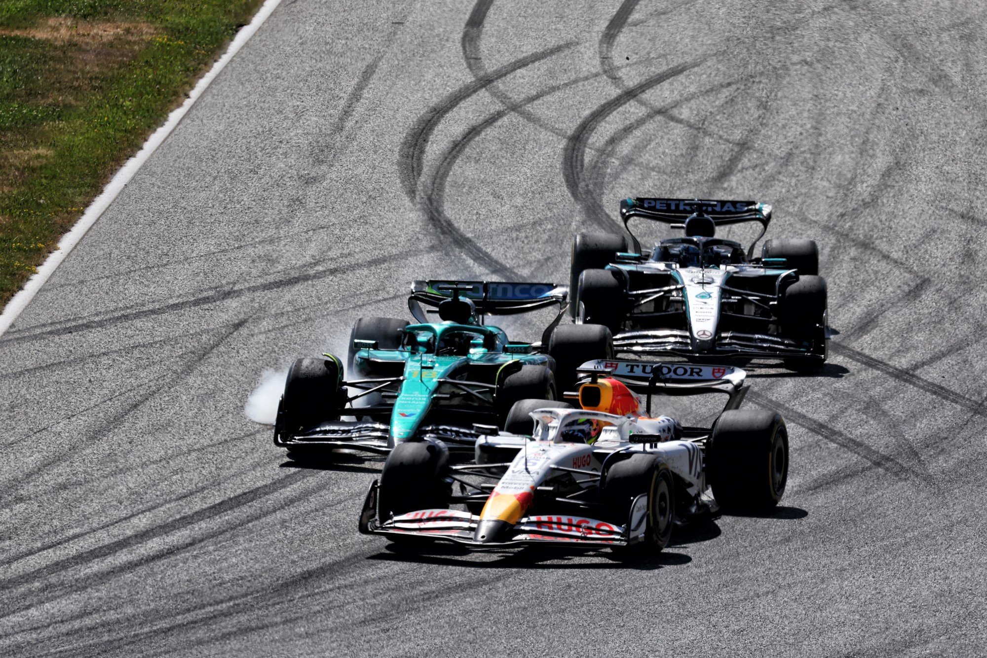 Galeria: As imagens do GP da Áustria deste domingo Lance Stroll (CDN) Aston Martin F1 Team AMR25 locks up under braking as he battles for position with Isack Hadjar (FRA) Racing Bulls VCARB 02.