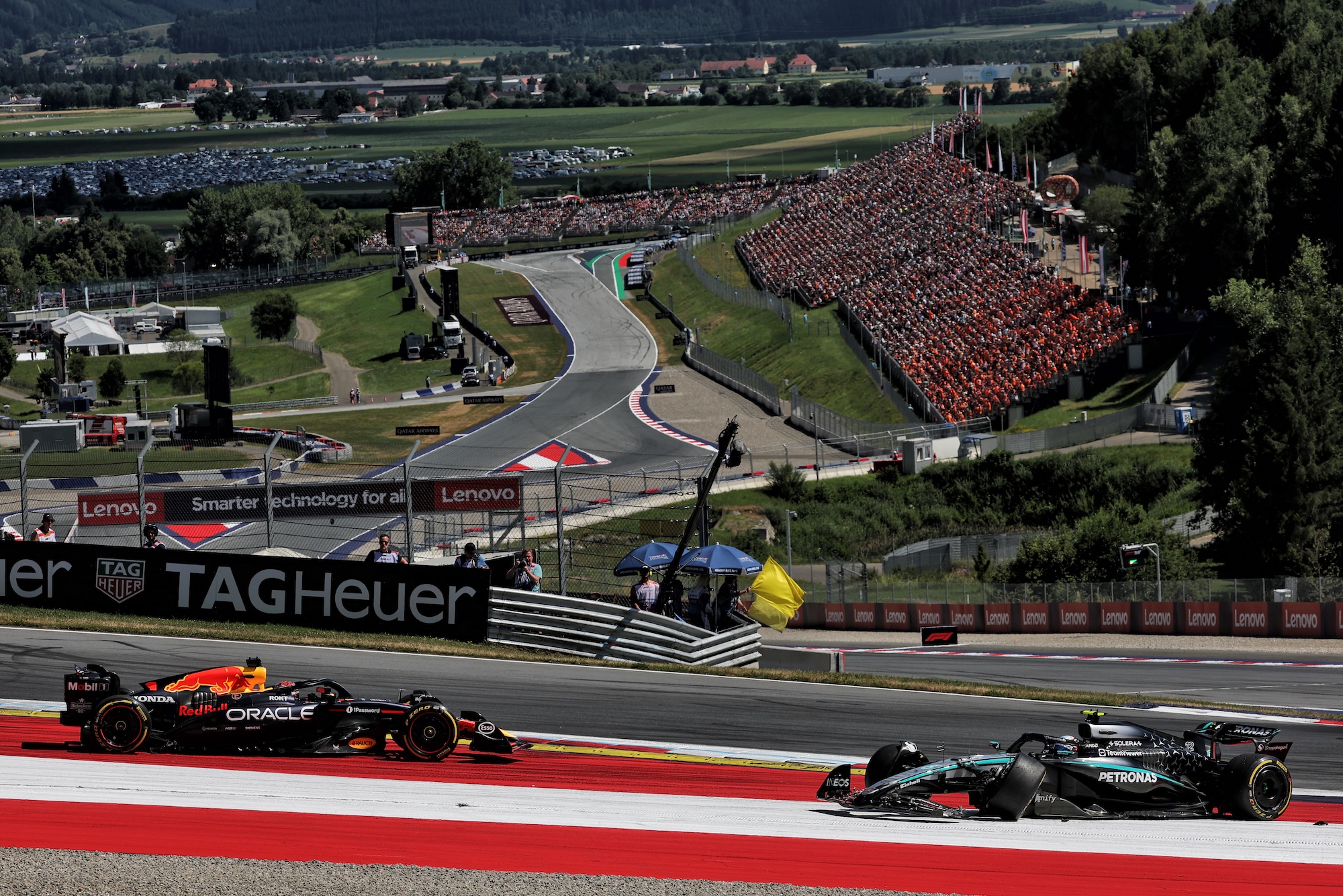 Galeria: As imagens do GP da Áustria deste domingo Max Verstappen (NLD) Red Bull Racing RB21 and Andrea Kimi Antonelli (ITA) Mercedes AMG F1 W16 crashed out at the start of the race.