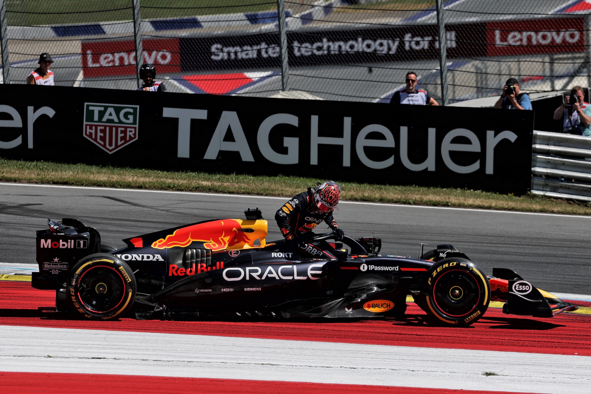 Galeria: As imagens do GP da Áustria deste domingo Max Verstappen (NLD) Red Bull Racing RB21 retired at the start of the race.