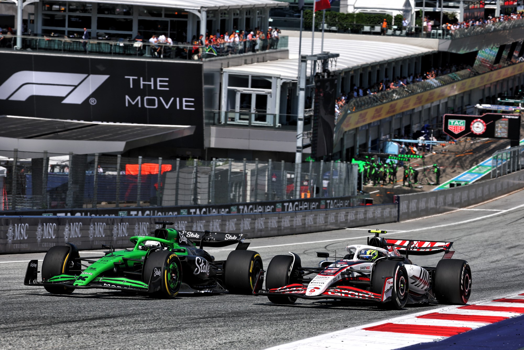 Galeria: As imagens do GP da Áustria deste domingo Nico Hulkenberg (GER) Sauber C45 and Oliver Bearman (GBR) Haas VF-25 battle for position.