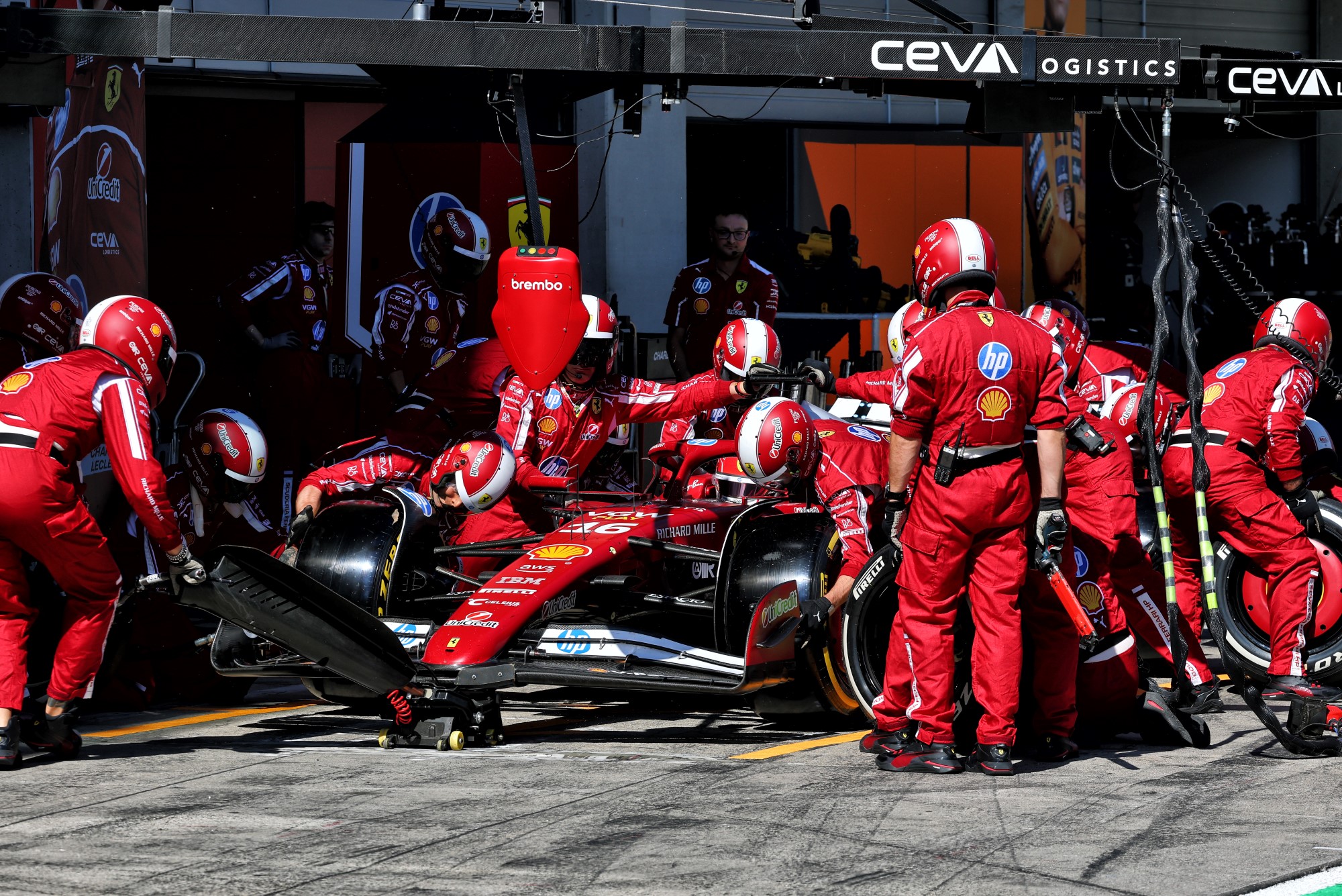 F1: McLaren supera Ferrari em paradas de box mais rápidas em 2025 Charles Leclerc (MON) Ferrari SF-25 makes a pit stop.