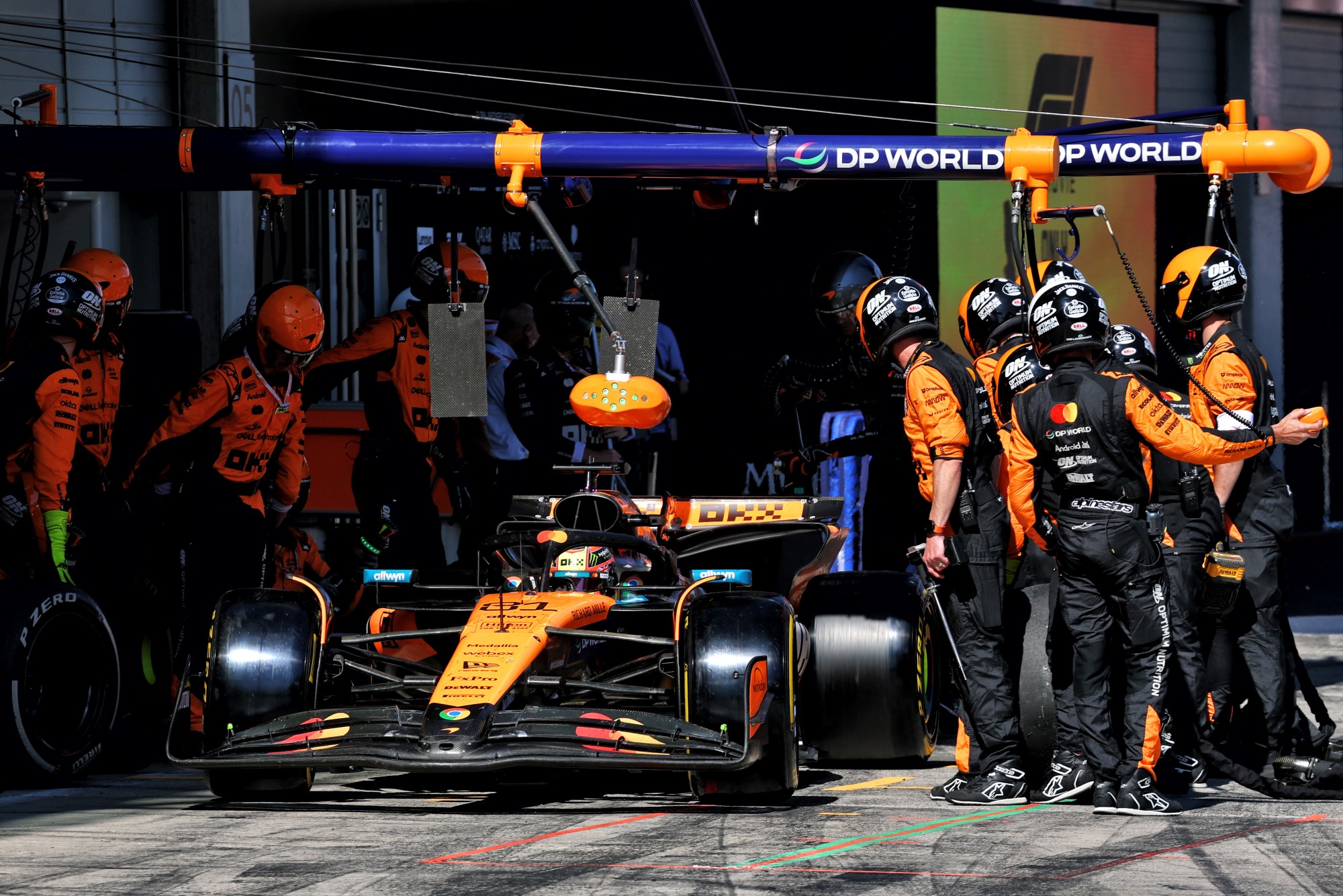 Galeria: As imagens do GP da Áustria deste domingo Oscar Piastri (AUS) McLaren MCL39 makes a pit stop.