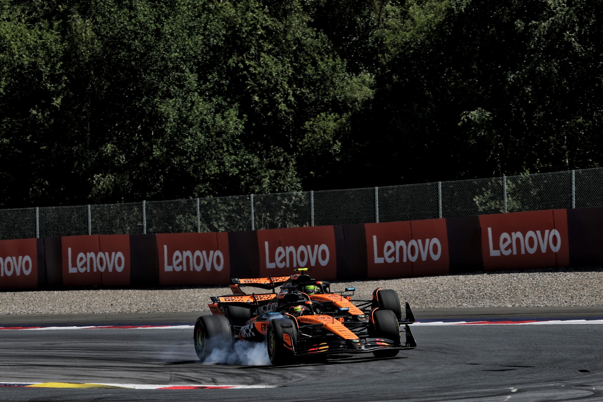 Galeria: As imagens do GP da Áustria deste domingo Oscar Piastri (AUS) McLaren MCL39 locks up under braking as he battles for position with team mate Lando Norris (GBR) McLaren MCL39.