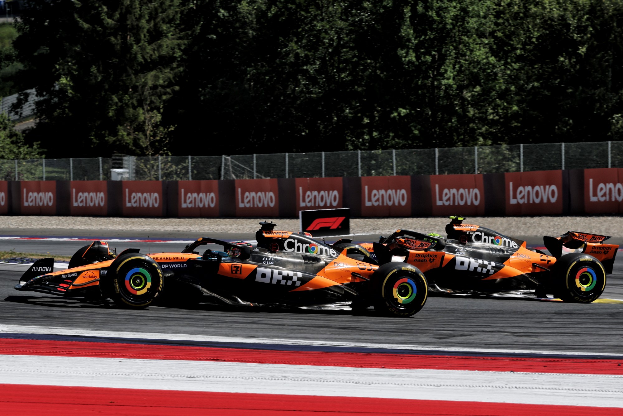 Galeria: As imagens do GP da Áustria deste domingo Oscar Piastri (AUS) McLaren MCL39 leads team mate Lando Norris (GBR) McLaren MCL39.