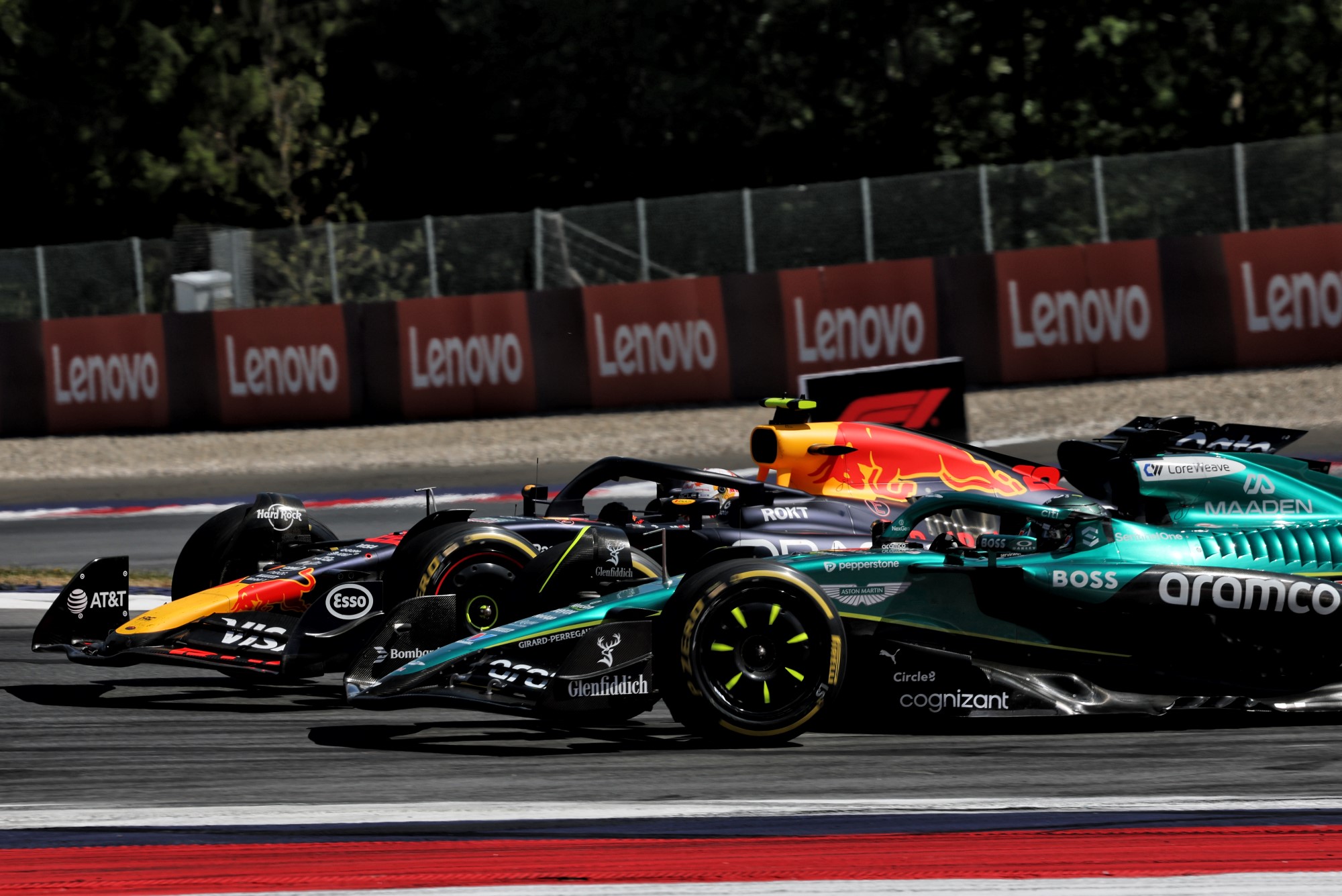 Galeria: As imagens do GP da Áustria deste domingo Lance Stroll (CDN) Aston Martin F1 Team AMR25 and Yuki Tsunoda (JPN) Red Bull Racing RB21 battle for position.