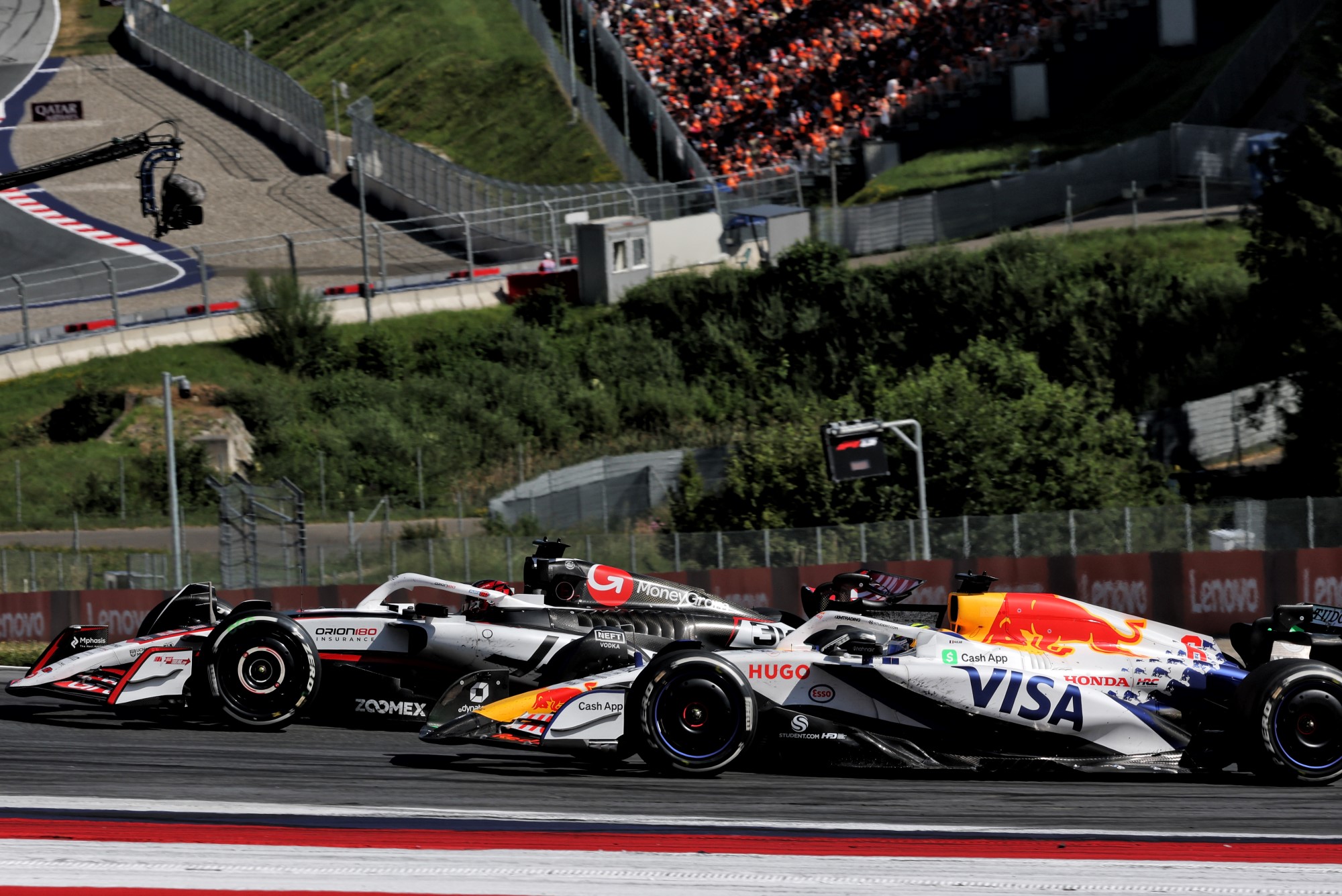 Galeria: As imagens do GP da Áustria deste domingo Esteban Ocon (FRA) Haas VF-25 and Isack Hadjar (FRA) Racing Bulls VCARB 02 battle for position.