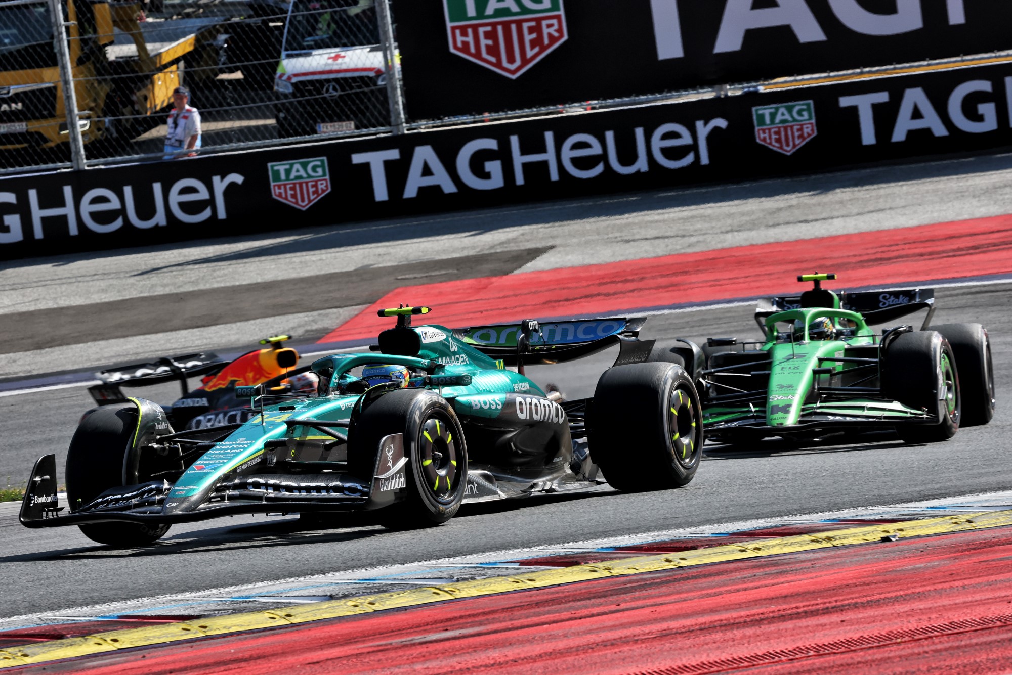 Galeria: As imagens do GP da Áustria deste domingo Fernando Alonso (ESP) Aston Martin F1 Team AMR25 leads Gabriel Bortoleto (BRA) Sauber C45.