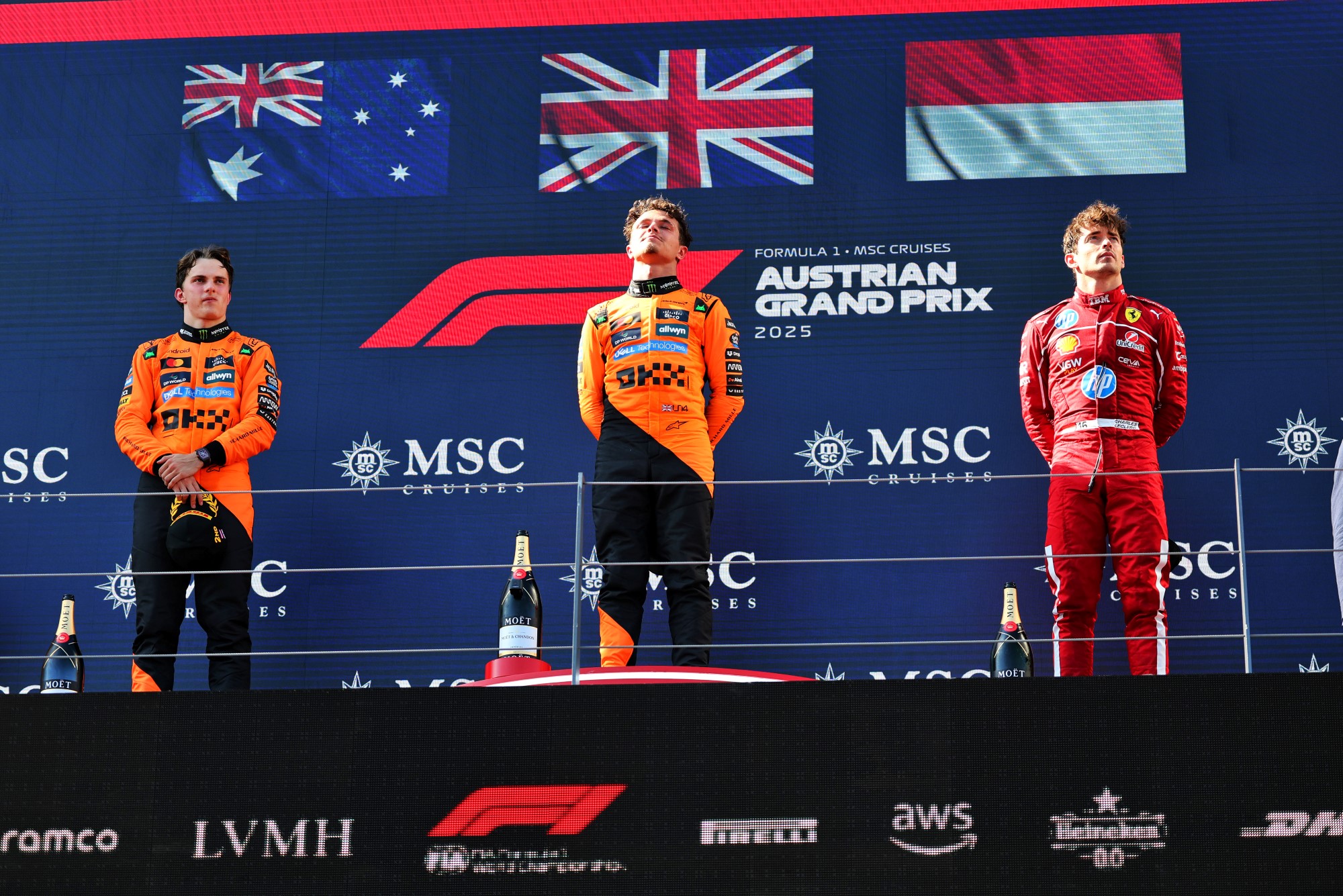 Galeria: As imagens do GP da Áustria deste domingo The podium (L to R): Oscar Piastri (AUS) McLaren, second; Lando Norris (GBR) McLaren, race winner Charles Leclerc (MON) Ferrari, third.