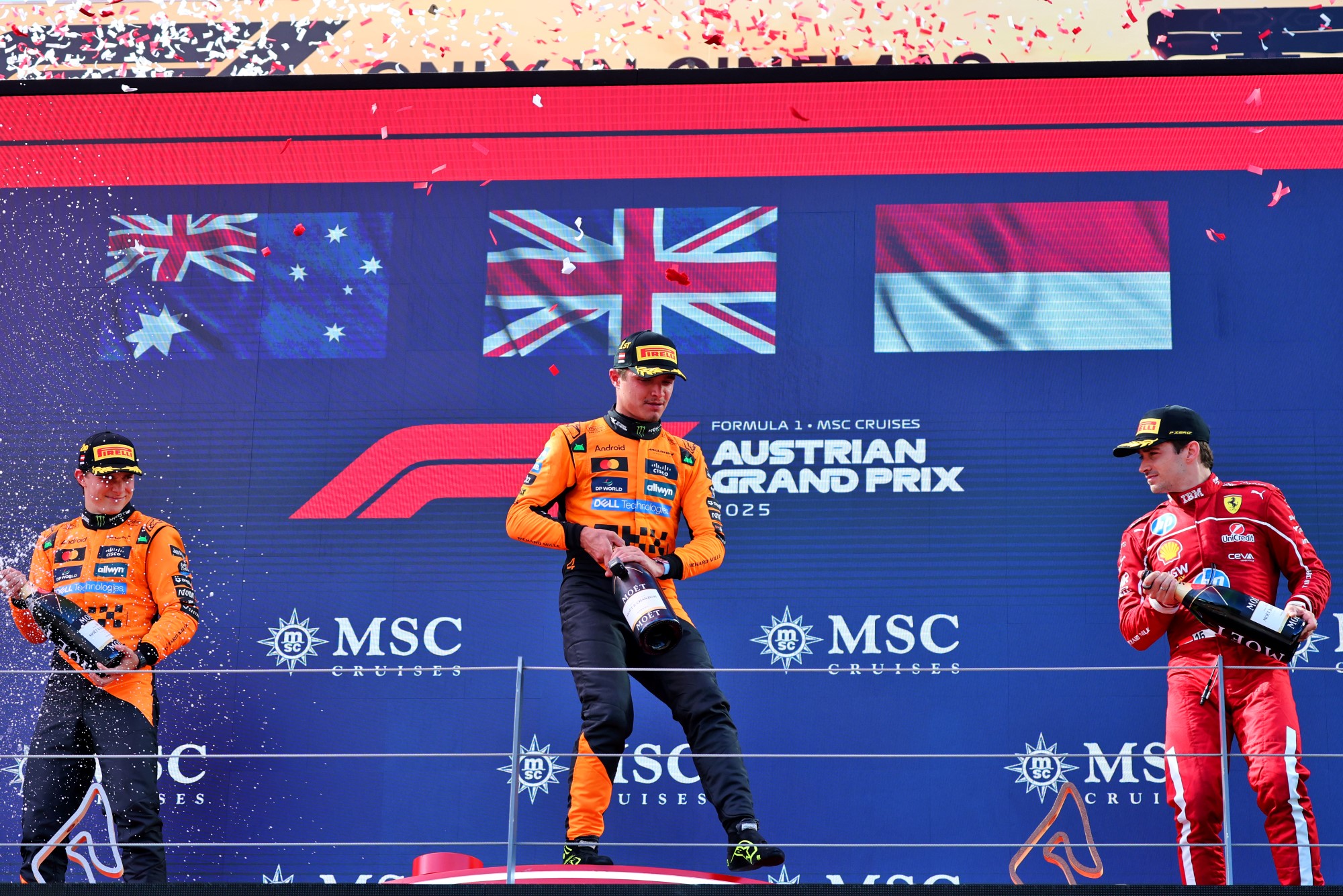 Galeria: As imagens do GP da Áustria deste domingo The podium (L to R): Oscar Piastri (AUS) McLaren, second; Lando Norris (GBR) McLaren, race winner Charles Leclerc (MON) Ferrari, third.
