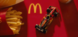 McDonald’s lança miniaturas de F1® — O Filme e tem experiências com réplicas de carro e simuladores