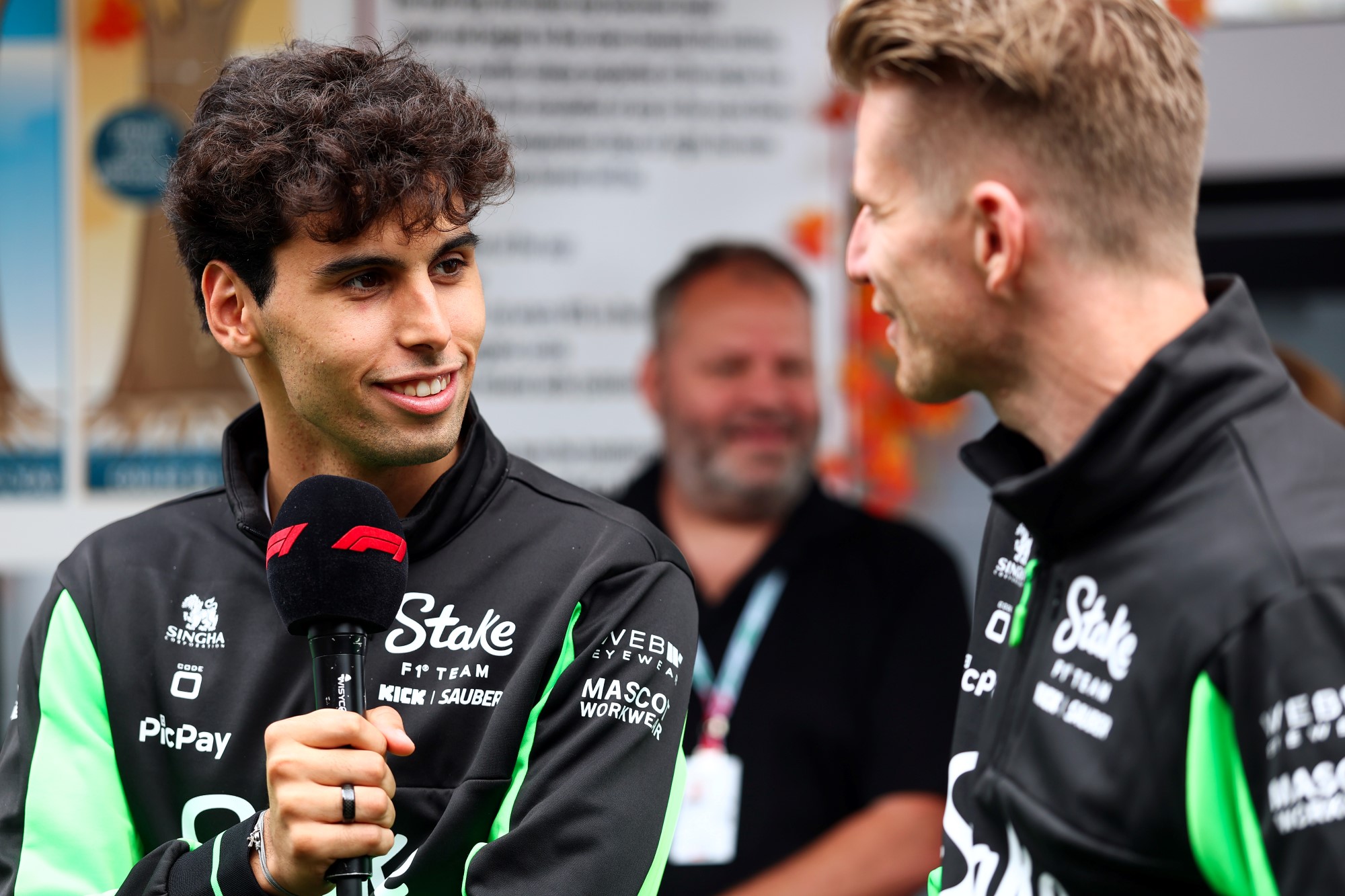F1: Bortoleto e Hulkenberg vivem clima de amizade e confiança na Sauber MONTREAL, QUEBEC - JUNE 12: Gabriel Bortoleto of Brazil and Stake F1 Team Kick Sauber and Nico Hulkenberg of Germany and Stake F1 Team Kick Sauber are interviewed in the Paddock during previews ahead of the F1 Grand Prix of Canada at Circuit Gilles-Villeneuve on June 12, 2025 in Montreal, Quebec. (Photo by Andy Hone/LAT Images)