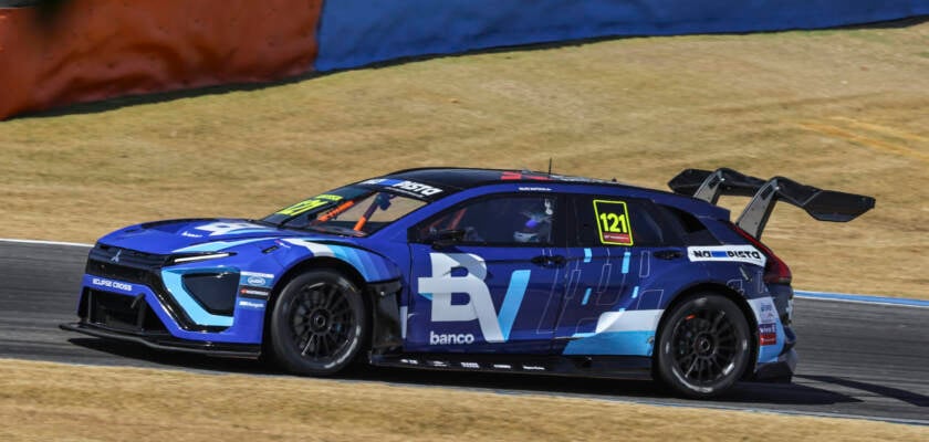 Roberta Costa Racing Car Racing lidera treino de sexta-feira com volta recorde de Felipe ...